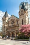 La storica Chiesa di St. Andrews racchiusa tra i grattacieli di Toronto, la capitale dell'Ontario nel Canada orientale - © Deymos / Shutterstock.com 