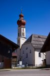 La Chiesa Tirolo situata in Alpbach, Tirolo (Austria) - Il piccolo complesso ecclesiastico che prende il nome omonimo della sua regione, si erge in tutta la sua bellezza minimale e per certi ...