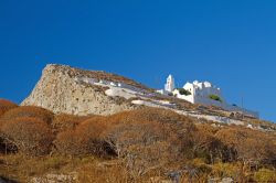 Chiesa della Vergine Maria a Folegandros, nel paesaggio arido delle Cicladi meridionali in Grecia- © Georgios Alexandris/ Shutterstock.com