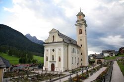 Chiesa in centro a Sesto (Sexten), la cittadina delle Dolomiti Orientalim in Alto Adige - © trotalo / Shutterstock.com