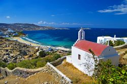 Chiesa a Tourlos: siamo in un sobborgo della "Chora" di Mykonos, lungo il alto ovest dell'isola del gruppo delle Cicladi in Grecia - © leoks / Shutterstock.com