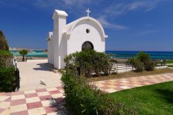 Chiesa bianca vicino alla spiaggia di Nissi a Ayia Napa Cipro - © Pawel Kazmierczak / Shutterstock.com