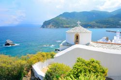 Chiesa del borgo di Skopelos, isole Sporadi, Grecia - © Aetherial Images / Shutterstock.com