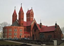 La chiesa dei Santi Simone ed Elena a Minsk, capitale della Bielorussia, è conosciuta anche come "Chiesa Rossa" per il colore caratteristico dei suoi mattoni. La chiesa cattolica, ...