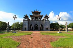 Chiesa cattolica, provincia di Ninh Binh, Vietnam: l'atmosfera attorno alla cattedrale di Phat Diem è spesso piuttosto vivace, affollata di molti venditori e turisti (sia vietnamiti ...