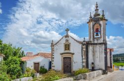 Chiesa nel centro di Obidos, Portogallo - Uno dei tanti edifici religiosi che si trovano a Obidos, famoso non solo per l'architettura sacra ma anche per quella civile. Immersa nel verde, ...