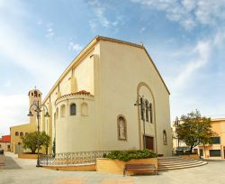 Nel centro di Palau, nel nord della Sardegna, si incontra la Chiesa parrocchiale di Nostra Signora delle Grazie, che custodisce un imponente organo a canne e un bel fonte battesimale ricavato ...