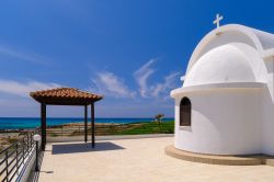Chiesa con vista mare a Agia napa Cipro - © Pawel Kazmierczak  / Shutterstock.com