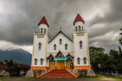 Chiesa cristiana a Flores in Indonesia. La religione cattolica è la più diffusa di tutta questa porzione dell'arcipelago delle Piccole isole della Sonda - © ZM_Photo / ...