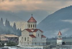 una moderna chiesa cristiana a mestia in Georgia 