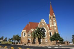La Chiesa Luterana di Christuskirche si trova a Windhoek, la capitale della Namibia - © hecke61 / Shutterstock.com