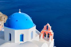 Chiesa su Santorini, con la tipica cupola blu di Thira. Siamo sulle isole Cicladi, in Grecia - © totophotos / Shutterstock.com