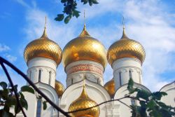 Particolare della Cattedrale dell'Assunzione a Yaroslavl, Russia  - Le imponenti guglie dorate della cattedrale dell'Assunzione in cui si rispecchiano i colori del cielo © ...