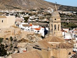 Il panorama dall'Alcazaba di Loja: in primo piano la Chiesa dell'incarnazione  che si trova nel centro di questo borgo della Spagna, vicino a Granada - © Arena Photo UK / Shutterstock.com ...