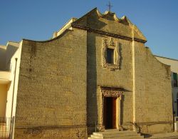 L'austera facciata della Chiesa della Madonna del Pane a Novoli - CC BY-SA 3.0, Wikipedia