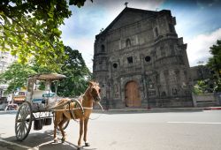 La scura chiesa di Malate con un tipico carretto turistico a Manila, la capitale delle Filippine - © Krajomfire / Shutterstock.com
