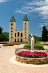 Chiesa francescana di San Giacomo (Sv. Jakov) a Medjugorje e la statua della Madonna (Regina della pace) - © great_photos / Shutterstock.com