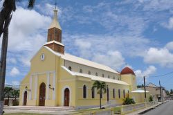 La chiesa di Port Louise a Guadalupa, Caraibi. Questa località si trova lungo la costa nord-occidentale della Grande Terre - © Pack-Shot / Shutterstock.com