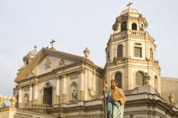 La chiesa di Quiapo si trova nel centro di Manila, la grande metropoli e capitale delle Filippine - © Antonio V. Oquias / Shutterstock.com