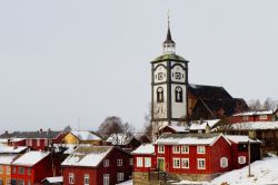 La Chiesa di Roros in una giornata di neve. Il viallggio è una delle città UNESCO della Norvegia - © Boudewijn Sluijk / Shutterstock.com