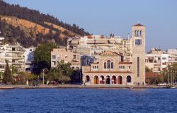 La chiesa di San Costantino e Sant'Elena a Volos (Tessaglia, Grecia) è del 1936, si trova alla fine del lungomare, nell'omonimo parco, e testimonia la tendenza all'architettura ...