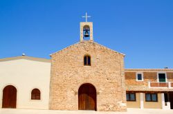 La chiesa di Sant Ferran de ses Roques, il piccolo villaggio nel cuore di Formentera, Spagna. In estate musica, mercatini, brindisi e chiacchiere fino a notte fonda rievocano le atmosfere degli ...