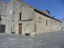 La piccola chiesa di Santa Croce si trova nel entro storico di Pozzomaggiore in Sardegna - © Alessionasche1990 - Wikipedia