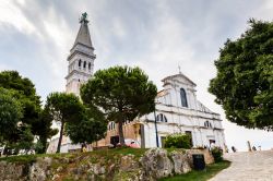 Chiesa di Santa Eufemia a Rovigno (Istria-Croazia) famosa per il suo grande campanile in stile veneziano - © anshar / Shutterstock.com