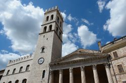 Chiesa di Santa Maria sopra Minerva a Assisi. Costruito fra il I° secolo a.C. e l'età augustea nel cuore della città, in realtà dedicato a Ercole, questo edificio ...