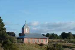 Una chiesa di legno sull'isola di Chiloe, nei pressi di Castro in Cile - © ene / Shutterstock.com