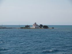 Agios Spyridon è una particolare chiesa nel mare di Elafonissos, in Grecia, collegata a terra da un ponte - © Ioannis Nousis / Shutterstock.com