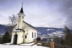 Chiesa nei dintorni Lienz in inverno,Tirolo (Austria) ...
