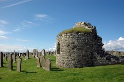 Una Chiesa rotonda con annesso cimitero a Orphir, una cittadina sulle isole Orcadi in Scozia - © Alfio Ferlito / Shutterstock.com
