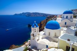 Le splendide chiese di Oia a Thira: simao nella splendida isola di Santorini in, Grecia la più meridionale delle Cicladi - © Patryk Kosmider/ Shutterstock.com