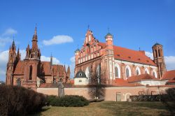 Chiese nel centro storico di Vilnius in Lituania. la città vecchia è inserita interamente nei Patrimoni dell'Umanità dell'UNESCO - © Tomukas / Shutterstock.com ...