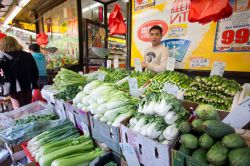 Mercato di Chinatown a New York, Stati Uniti. Un negozio di verdura in una delle strade della cosiddetta Chinatown di New York, quasi un vero e proprio street market della Grande Mela - © ...