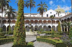 Chiostro della chiesa di San Francisco, nel centro di Quito (Ecuador), edificata tra il 1536 e il 1580 - © Stephen B. Goodwin / Shutterstock.com