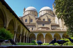 Il Chiostro della pontificia basilica di Sant'Antonio di Padova, tra le chiese più importanti della città - © eMPe / Shutterstock.com