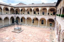 La costruzione del Chiostro dei Morti, nella Basilica di San Francesco ad Assisi, risale alla fine del Duecento. Oggi è circoscritto da un porticato a doppio ordine di logge costruite ...