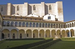 Il chiostro della chiesa gotica di San Domenico ...