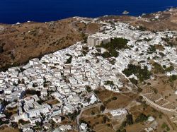 La Chora di Patmos: quest vista dall'alto perfettamente di ammirare questo bianco villaggio, tipico dell'arcipelago del Dodecanneso, in Grecia - © airphoto.gr / Shutterstock.com ...
