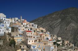 La famosa Chora di Karpathos, il centro storico arroccato sulle montagne dell'interno dell'siola del  Dodecaneso, in Grecia - © Vera Dolezalova / Shutterstock.com