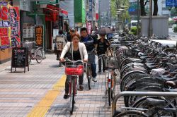 Ciclisti su di una strada del centro di Kawasaki in Giappone - © Tupungato / Shutterstock.com 