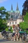 Cicloturismo a Chartres, Valle della Loira: la famosa Cattedrale sullo sfondo  - © foto J Damase CRT Centre Val de Loire