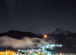 Cielo stellato nel Caucaso: ci troviamo in Georgia nei pressi del villaggio di Kazbegi.