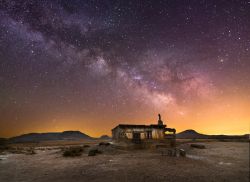 Una notte stellata nella campagna intorno a Pamplona, Spagna. Il cielo è così limpido che si riconosce distintamente la Via Lattea - © inigo cia / Shutterstock.com