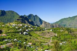 Nel cuore de La Réunion (Isole Mascarene, Francia d'oltremare) il villaggio di Cilaos conta circa 6 mila abitanti e se ne sta adagiato in una caldera vulcanica tra fertili montagne, ...