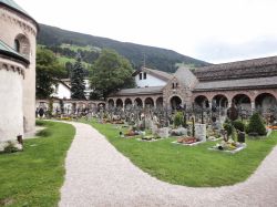 Il cimitero antistante la cattedrale di San Candido, Alto Adige.
