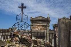Cimitero a New Orleans, Louisiana - Fra i luoghi più visitati dai turisti vi sono i cimiteri fuori terra chiamati anche "città dei morti". Particolarmente suggestivi ...