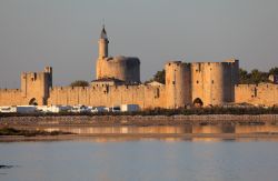 Cinta murararia della città fortificata di Aigues Mortes, Provenza - Arrivano da tutto il  mondo i turisti che ogni anno, soprattutto nei mesi estivi e autunnali, affollano questa ...